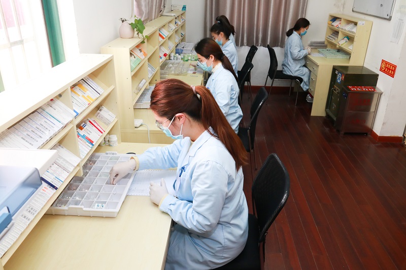 药剂科医务人员有条不紊地为老年病人按单排药
