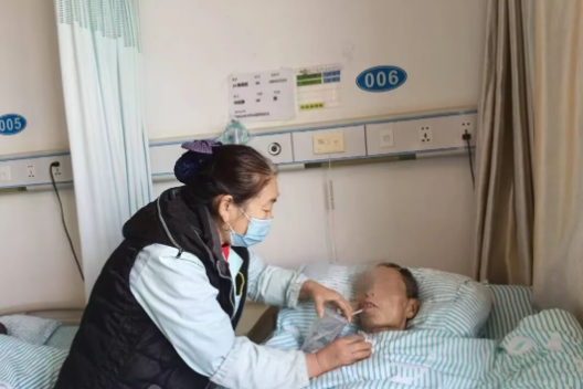 东海温度丨十年护老路，温情暖夕阳——护工袁粉香的坚守与奉献