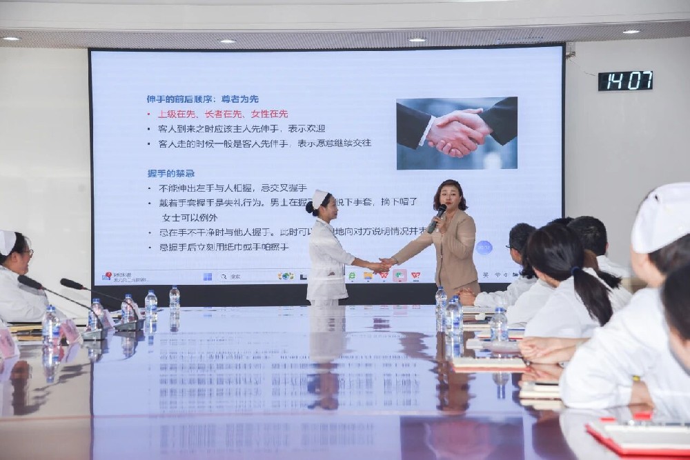 东海文化 | 用专业礼仪为“美好医养”加码赋能