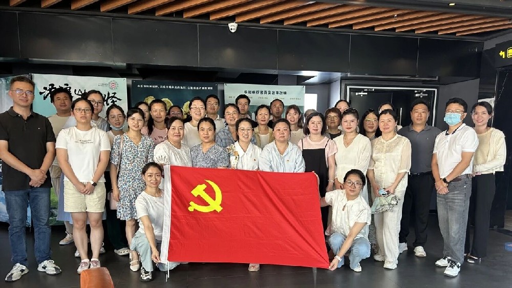 党建引领｜这次主题观影，让家国情怀在党员心中扎根更深、更坚韧！