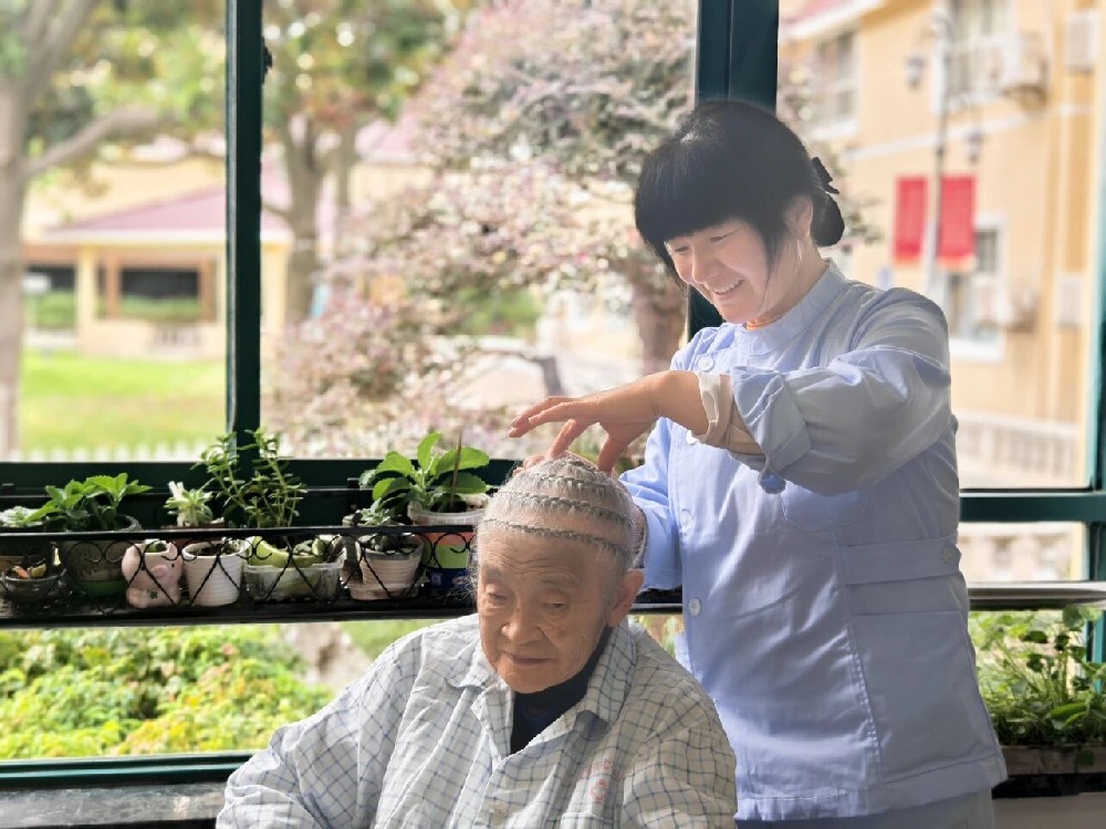东海温度 | 90岁阿婆的“麦穗结”是病房最美的风景，更藏着护工的温柔和善良